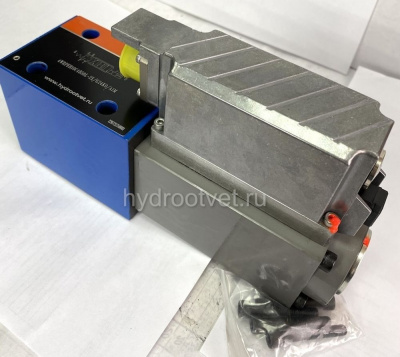 4WRPEH10C5B50P-2X/G24K0/A1M - Сервораспределитель Ду10 с обратной связью по положению золотника и встроенным усилителем (OBE), номинальный расход 50 л/мин, характеристика P - прогрессивная, схема C5, сигнал управления A1 = ±10 V